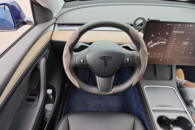 Used Tesla Model Y 2021 Long-Range All-Wheel-Drive Version Steering Wheel