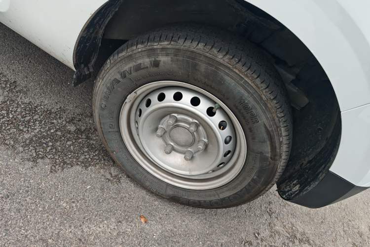 Used SAIC MAXUS Dana V1 2025 Low-Roof Multi-Function Version 42 kWh Right Front Wheel Hub