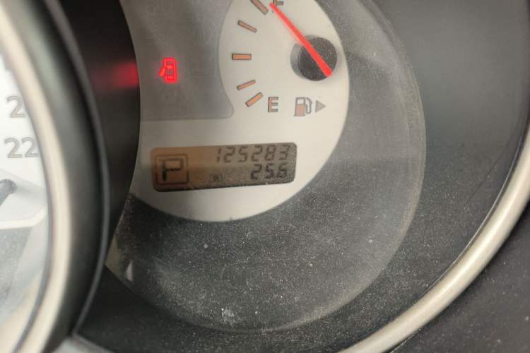 Used Nissan Livina 2010 JINRUI Edition 1.6L Automatic Standard Model Odometer Close Up