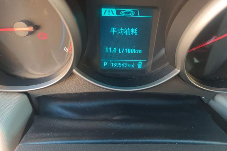 Used Chevrolet Cruze 2015 1.5L Classic SE AT Odometer Close Up