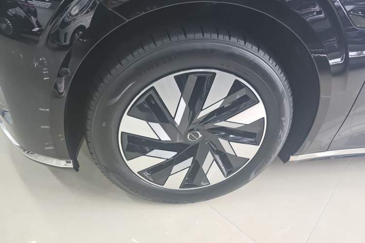 Used Volvo EM90 2025 Ultra Six-Seater Exterior 4