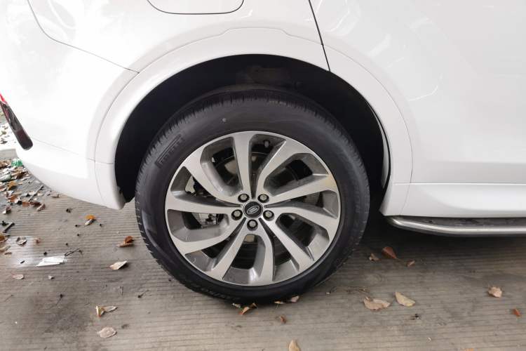 Used Land Rover Discovery Sport New Energy 2022 Facelifted P300e Plug-in Hybrid Electric Version Exterior 5