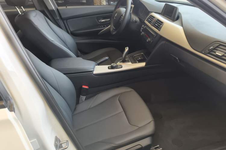 Used BMW 3 Series 2015 320i Fashion Model