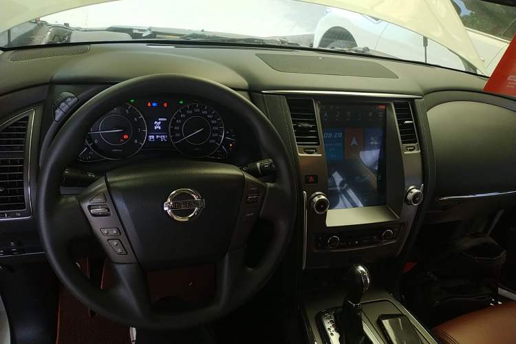 Used Nissan Patrol 2018 4.0L LinkedIn Edition Center Console