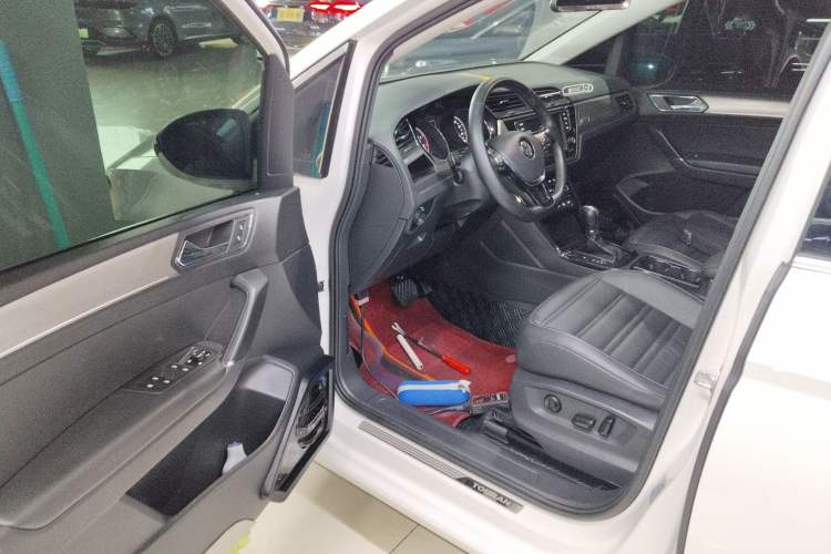 Used Volkswagen Touran 2018 Volkswagen Touran L 280TSI DSG Luxury Edition 7 Seats
