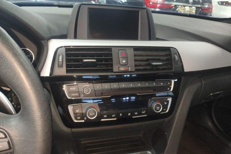 Used BMW 3 Series 2017 320i M Sport Audio And AC Panel