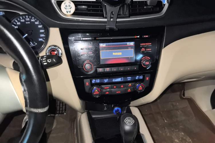 Used Nissan X-Trail 2014 2.0L CVT Comfort Edition 2WD Audio And AC Panel