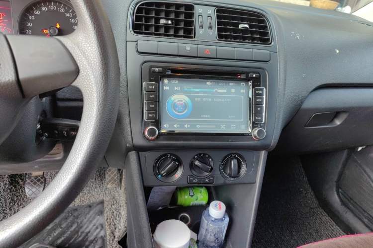 Used Volkswagen Polo 2013 1.4L Manual Fashion Edition Audio And AC Panel