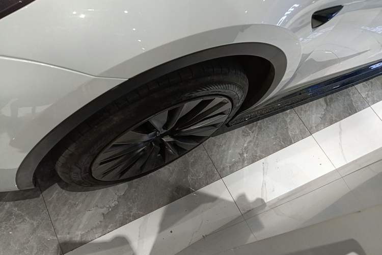 Used Tesla Model Y 2024 Rear-Wheel-Drive Version Left Front Wheel Hub