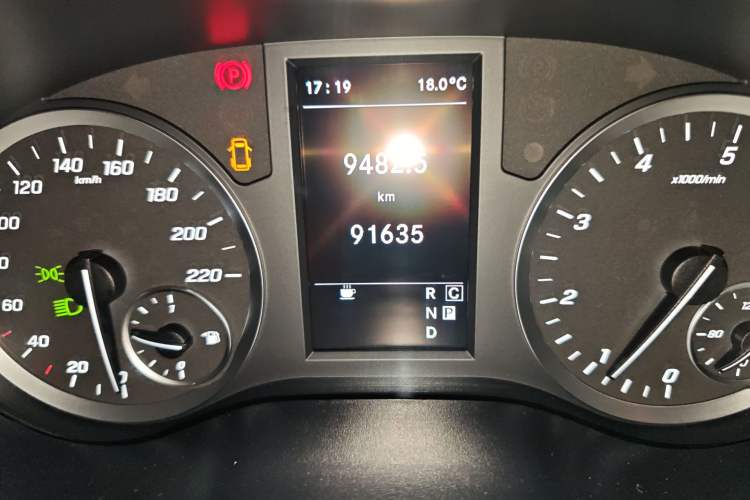 Used Mercedes-Benz Vito 2020 2.0T Business Version 7 Seats Odometer Close Up