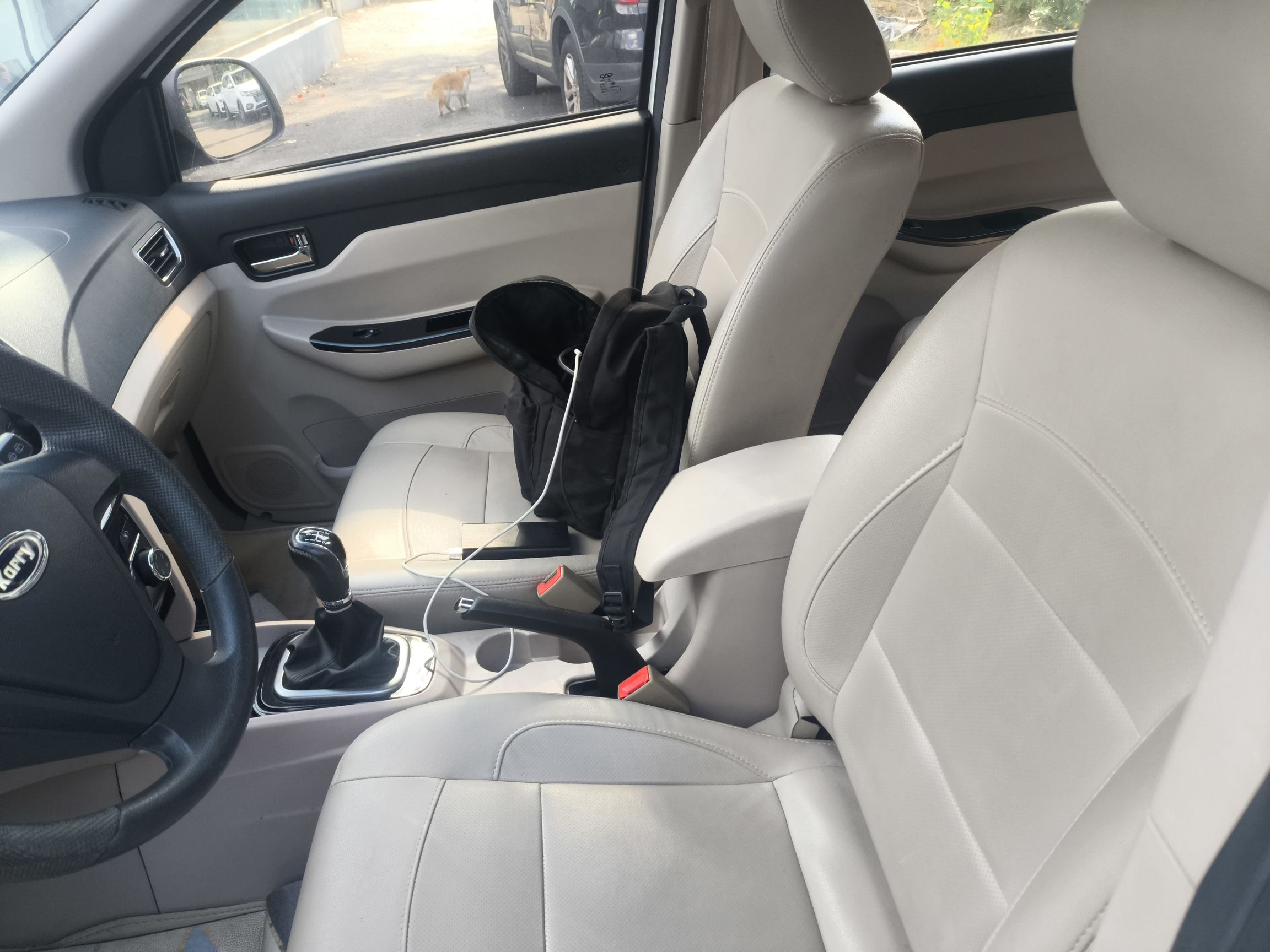 Переднее сиденье в автомобиле