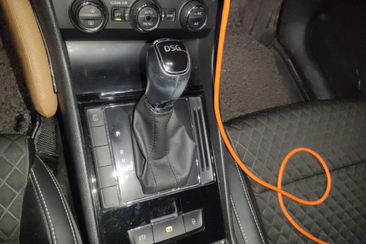 Used Skoda Superb 2016 TSI280 DSG Innovation Edition Gear Lever