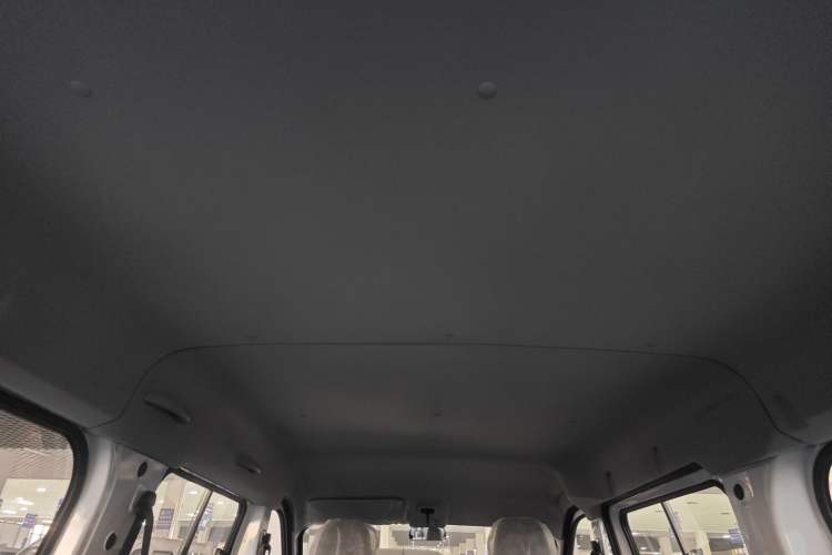 Used Wuling Yangguang 2025 Model 310KM Bus Edition—Customized by CATL Headliner