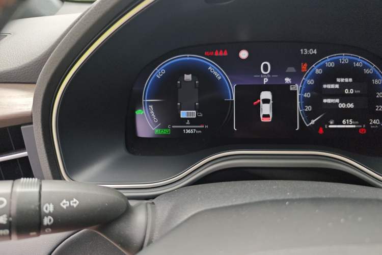 Used Toyota Avalon 2024 Dual-Engine 2.5L XLE Premium Edition Odometer Close Up