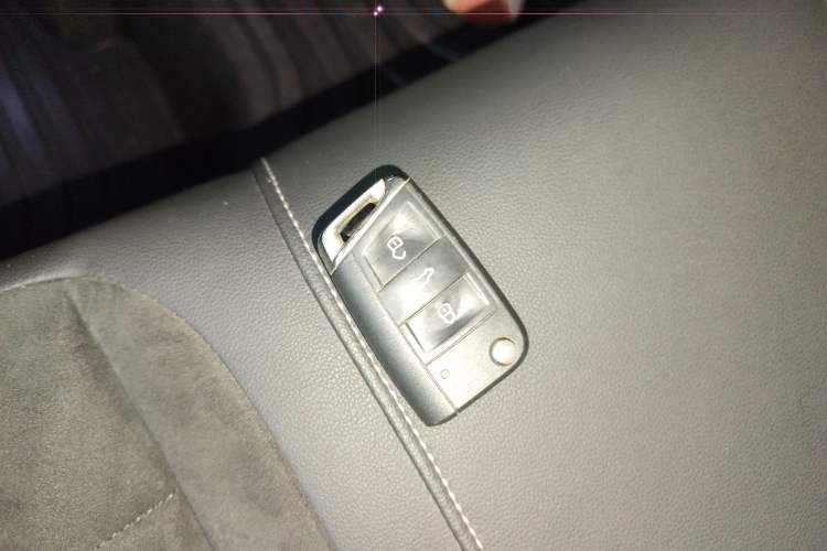 Used Volkswagen T-ROC 2018 280TSI DSG Two-Wheel Drive Luxury Version China VI Standard Vehicle Key