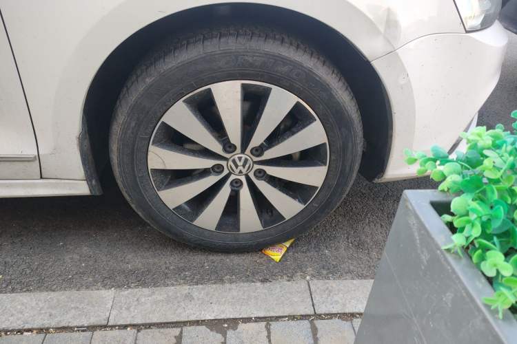 Used Volkswagen Sagitar 2015 230TSI Automatic Luxury Model Right Front Wheel Hub