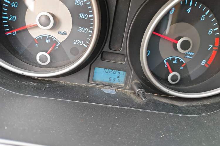 Used Buick Excelle 2013 1.5L Manual Classic Model Odometer Close Up