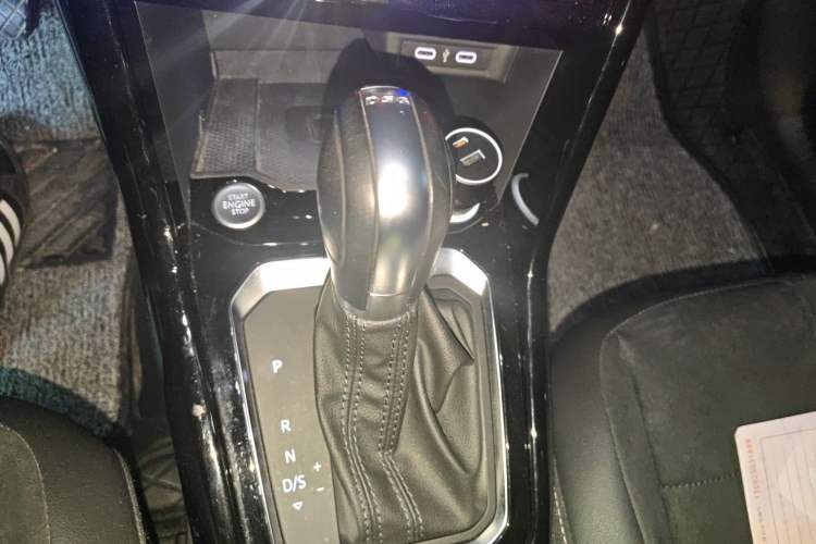 Used Volkswagen T-ROC 2021 280TSI DSG Two-Wheel Drive Luxury Smart Connectivity Version Gear Lever