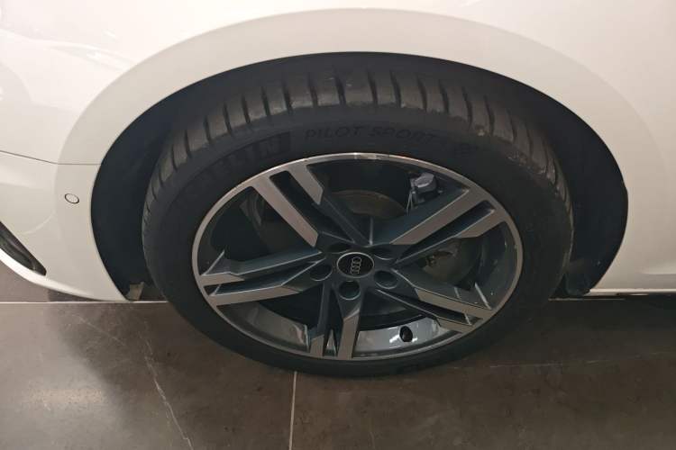 Used Audi A4L 2022 40 TFSI Luxury Dynamic Model Left Front Wheel Hub