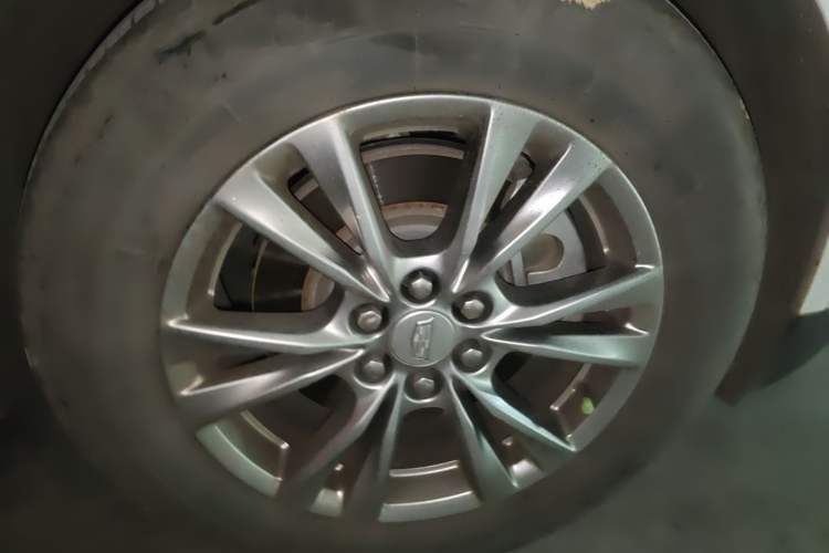 Used Cadillac XT5 2020 28T Luxury Version Right Front Wheel Hub