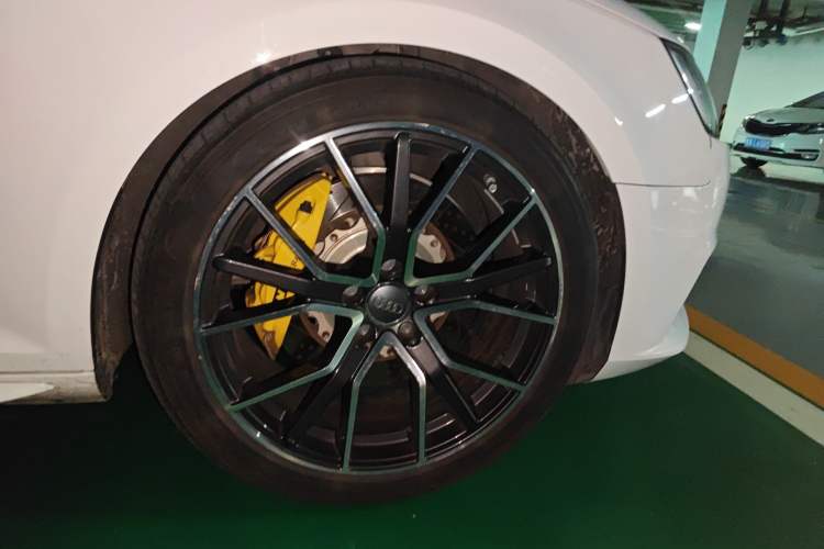 Used Audi A4L 2018 30th Anniversary Edition 40 TFSI Trendy Model Right Front Wheel Hub