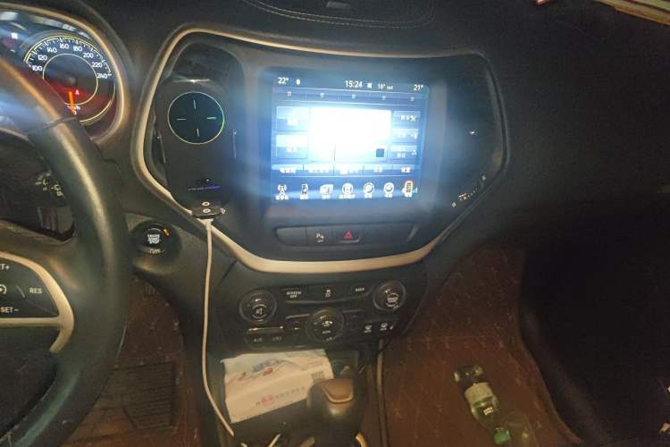 Used Jeep Cherokee 2016 2.0L Superior Edition Audio And AC Panel