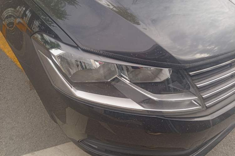 Used Volkswagen Lavida 2015 1.6L Manual Fashion Edition Right Front Headlight