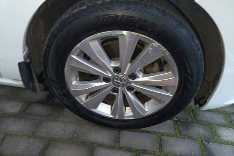 Used Volkswagen Golf Sportsvan 2016 230TSI Automatic Trend Edition Right Front Wheel Hub