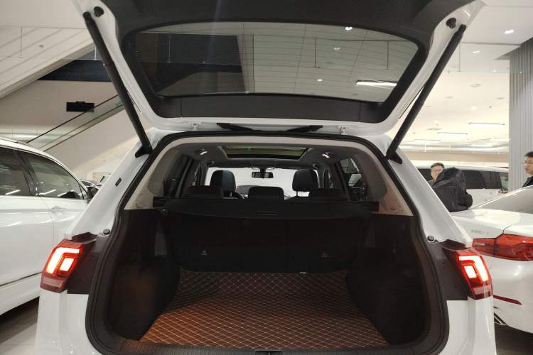 Used Volkswagen Tiguan L 2024 Outstanding Model 300TSI Automatic Two-Wheel Drive Longteng Edition Trunk