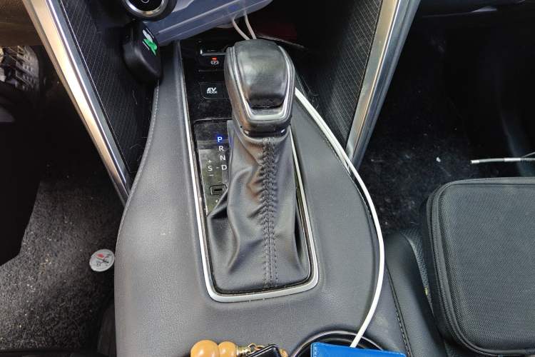 Used Toyota Venza 2023 2.5L Smart Electric Hybrid Dual-Drive Prestige Version Gear Lever