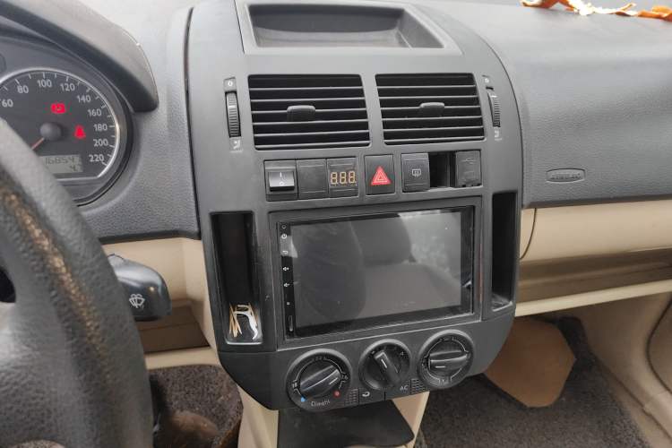 Used Volkswagen Polo 2009 Jingqu 1.4L Manual - Elegant Edition