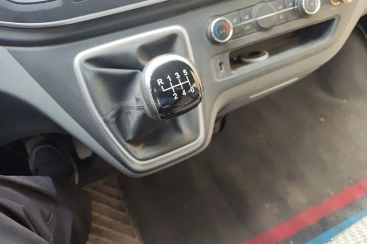 Used SAIC MAXUS Xintu V80 2021 2.0T Manual Classic Aoyuntong 139 PS Mid-axle Mid-roof 6/7/8/9-Seater Gear Lever