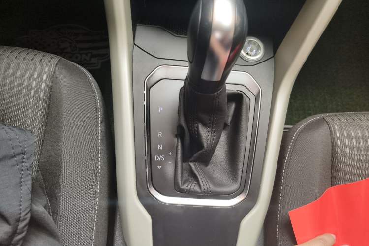 Used Volkswagen T-ROC 2019 230TSI DSG Two-Wheel Drive Fashion Edition China VI Standard Gear Lever