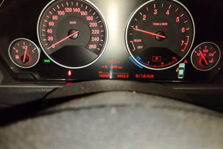 Used BMW 3 Series 2017 318Li Fashion Model Odometer Close Up