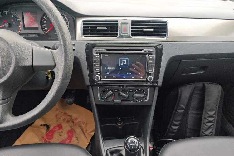 Used Volkswagen Santana 2015 1.6L Manual Comfort Edition Audio And AC Panel