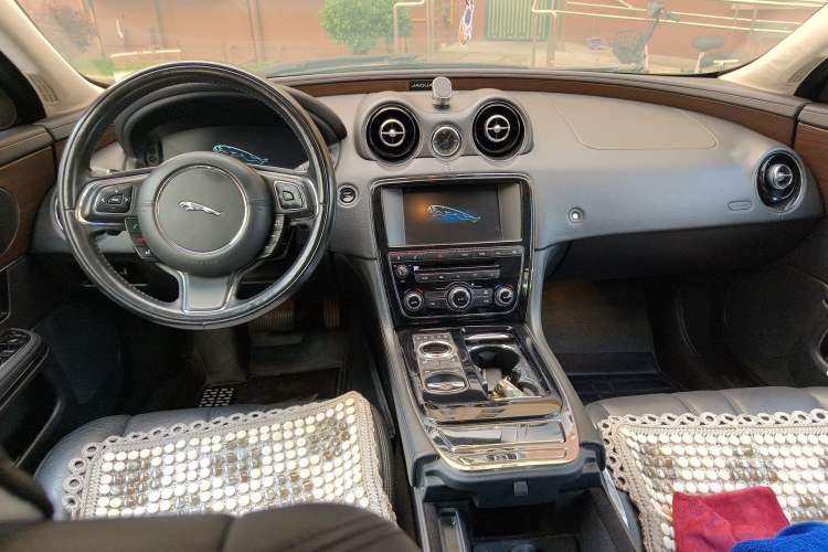 Used Jaguar XJ 2015 XJL 2.0T Two-Wheel-Drive Elegant Business Edition Center Console