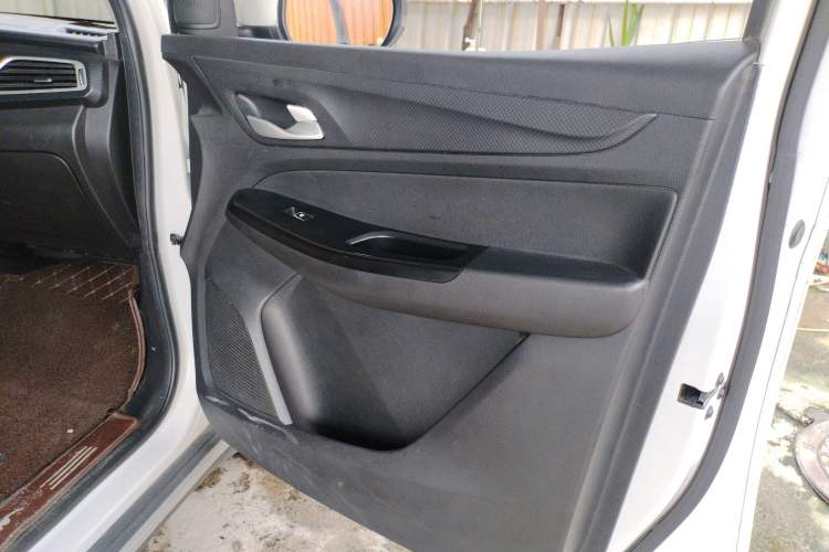 Used Baojun 730 2019 1.5L Manual Fashion Model 7-seater China VI