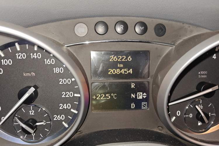 Used Mercedes-Benz GL-Class 2008 GL 450 4MATIC Prestige Edition Odometer Close Up