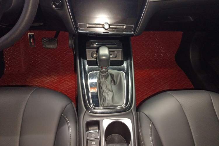 Used Roewe i5 2020 1.5L Automatic 4G Connect Luxury Flagship Edition
