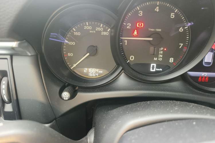 Used Porsche Macan 2024 Macan 2.0T Odometer Close Up