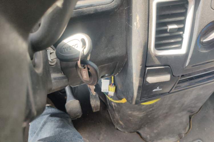 Used Iveco Daily 2020 2.5T A35 Passenger Van Single-Tire Mid-Roof Design 5-9 Seater with Sliding Side Door Meeting China VI Emission Standards
