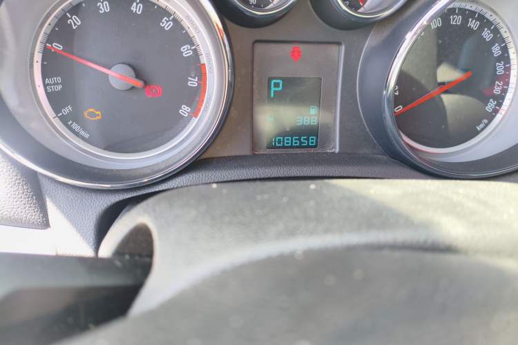 Used Buick Encore 2015 1.4T Automatic Two-Wheel Drive Urban Elite Version Odometer Close Up