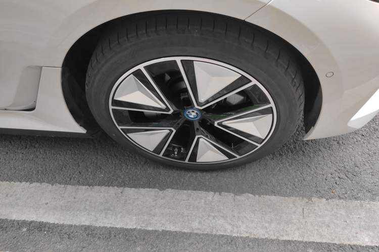 Used BMW i3 2024 eDrive 40 L Midnight Sports Package Right Front Wheel Hub