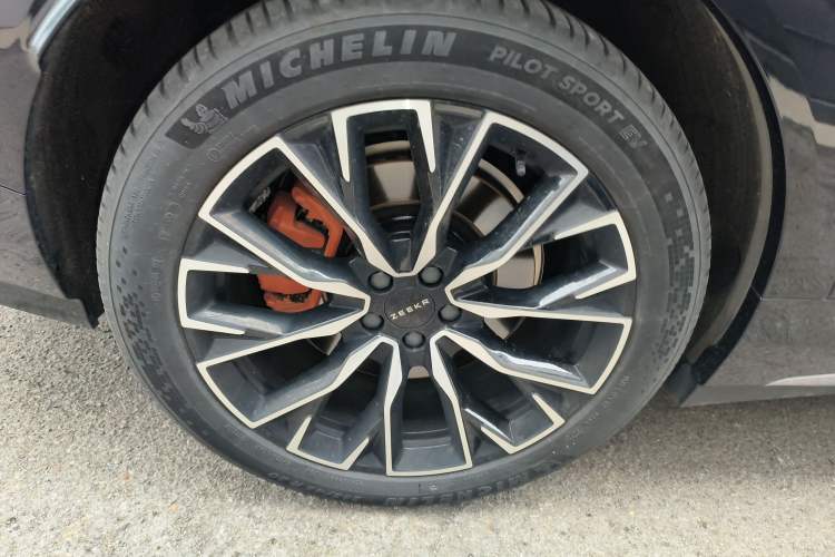 Used Zeekr 7X 2025 75 kWh Rear-Wheel Drive Intelligent Driving Version Right Rear Wheel Hub