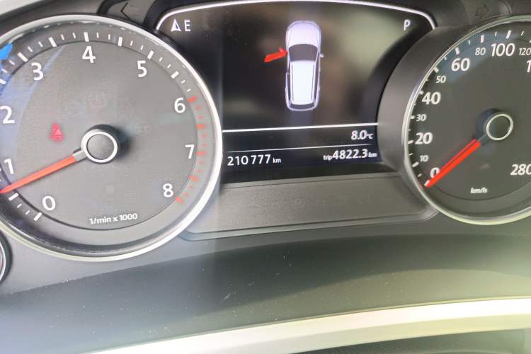 Used Volkswagen Touareg 2011 3.0 TSI High-End Version Odometer Close Up