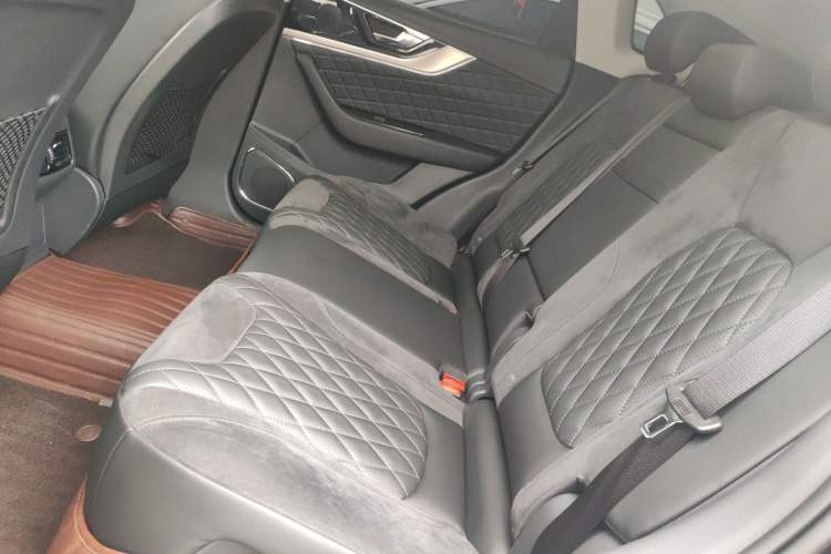 Used Hongqi HS5 2019 2.0T Smart Connect Flagship All-Wheel-Drive Version Left Rear Seat