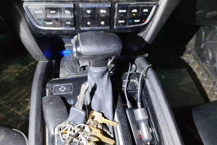 Used GAC Trumpchi GS8 2017 320T Two-Wheel Drive Luxury Smart Connectivity Version (7 Seats) Gear Lever