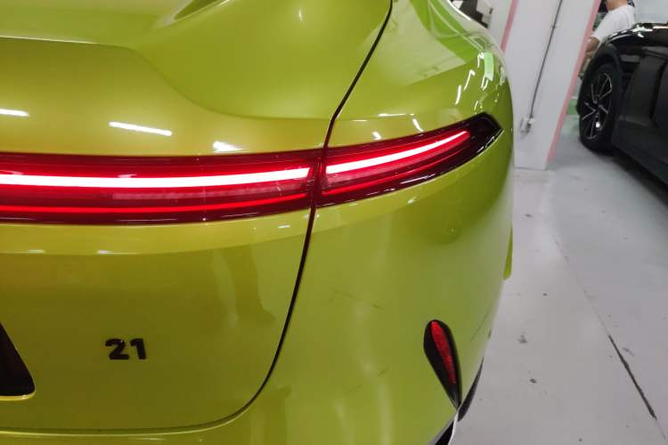 Used Avatr 11 2023 HarmonyOS Version Smart Enjoyment Upgrade Model 90-Degree Rear-Wheel Drive Edition Right Rear Taillight