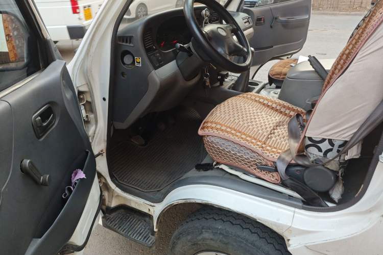 Used Jinbei Hiace 2014 2.0L 5th-Gen Power King Comfort Version V19
