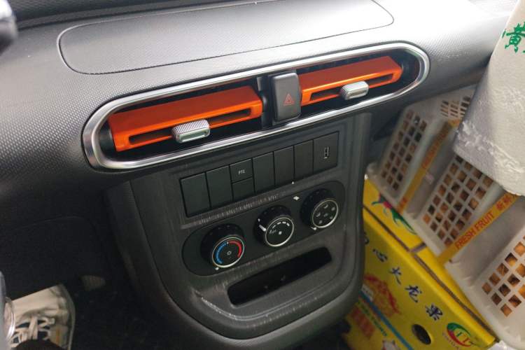 Used Dongfeng Ruilida V8E 2026 Model Bright Window Edition Fudi 50.48 kWh—Comfort Edition Audio And AC Panel